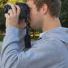 Person mit Kamera vor dem Gesicht